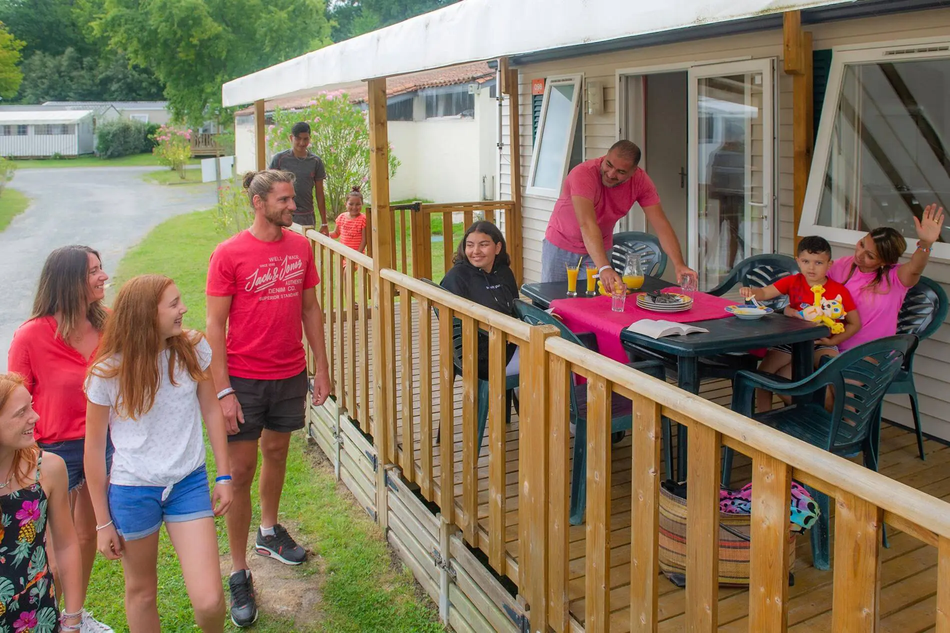 des personnes sur une terasse de mobil-home