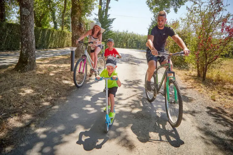 des personnes faisant du vélo en vacances