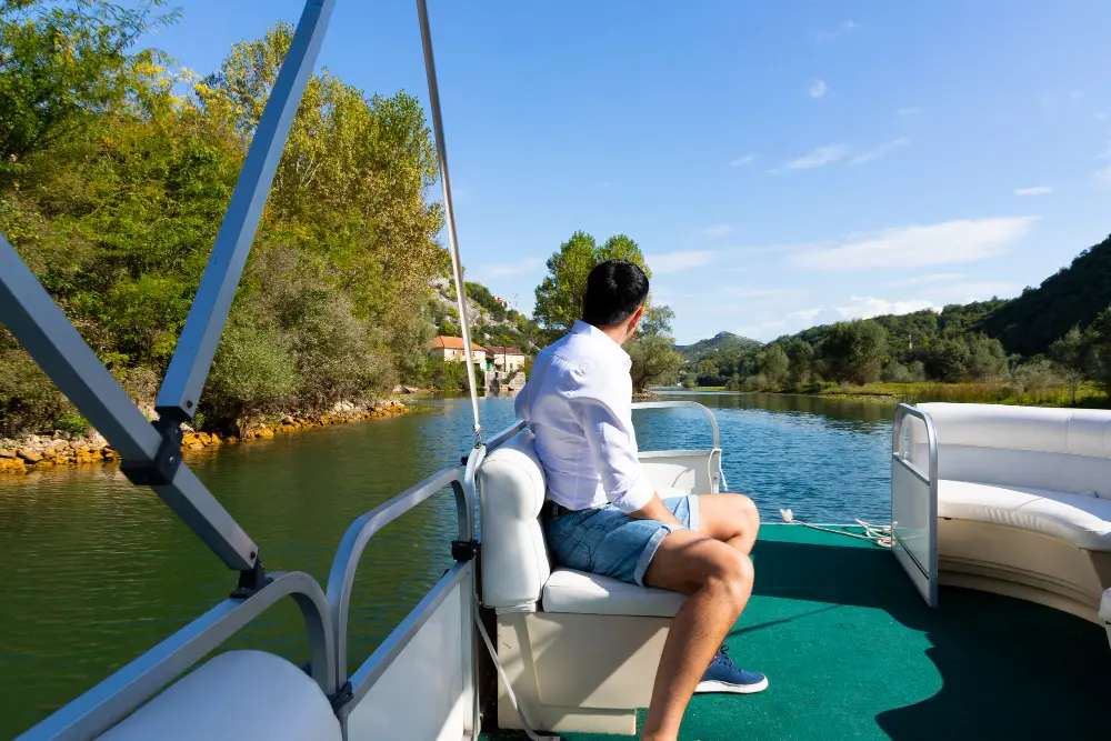 un homme sur un bateau de croisière sur un canal