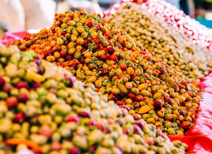 des olives sur une étale de marché