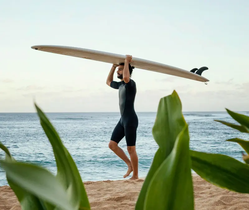 un homme portant son surf