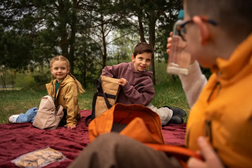 une famille faisant un picnic
