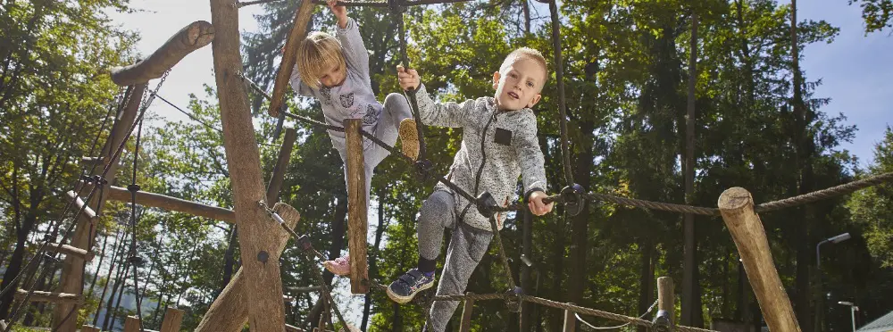 des enfants jouant sur des jeux extérieurs