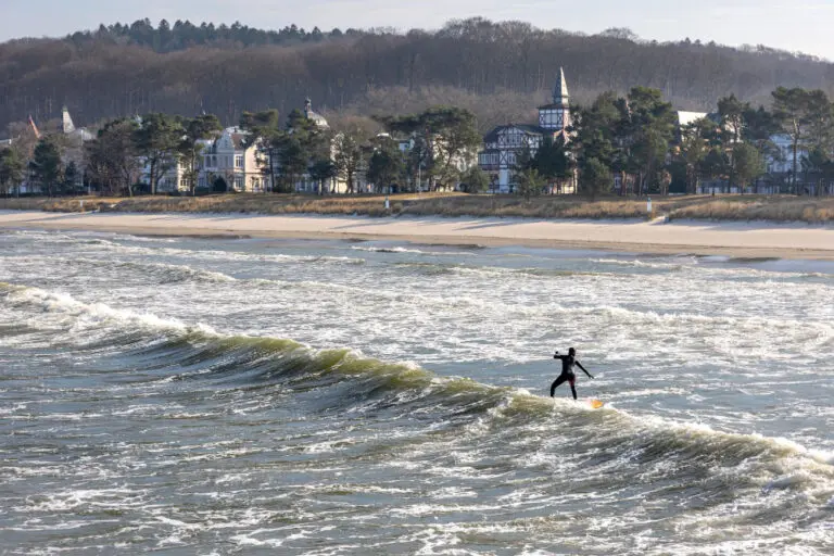 un homme faisant du surf à Hossegor