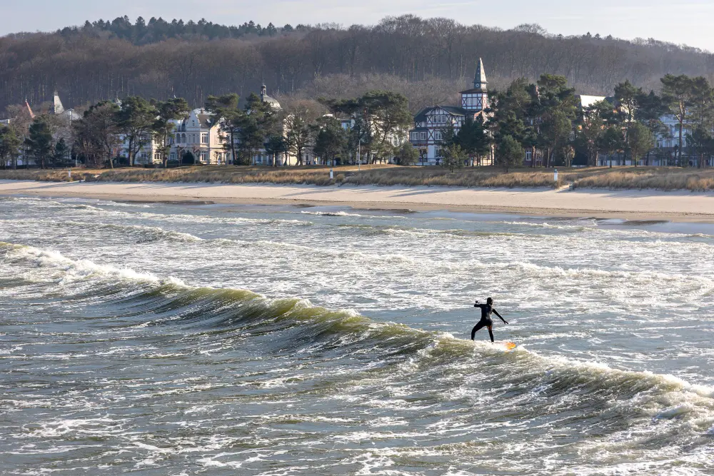 un homme faisant du surf à Hossegor