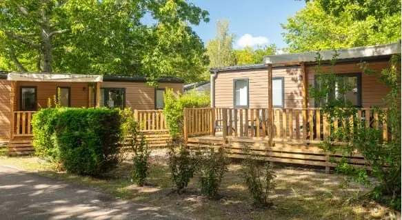 des mobil-homes sur des parcelles de camping