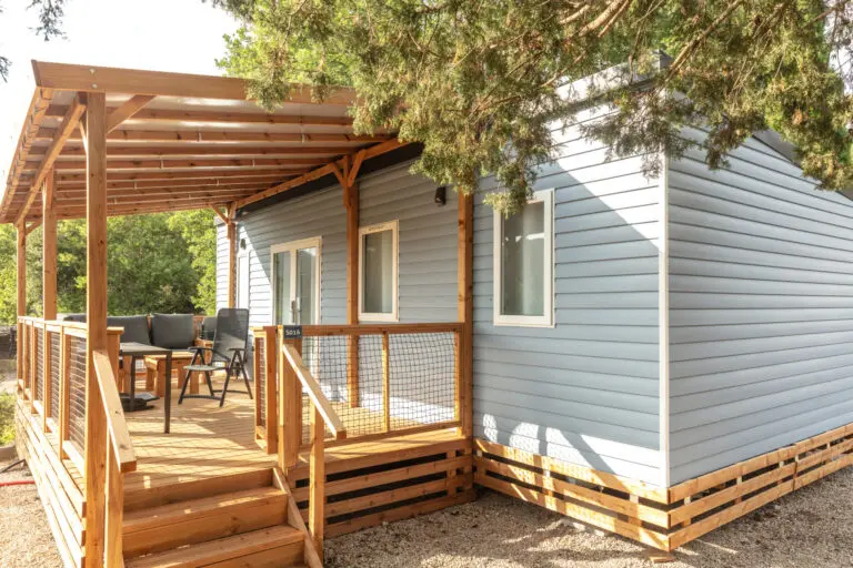 un mobil home coloré