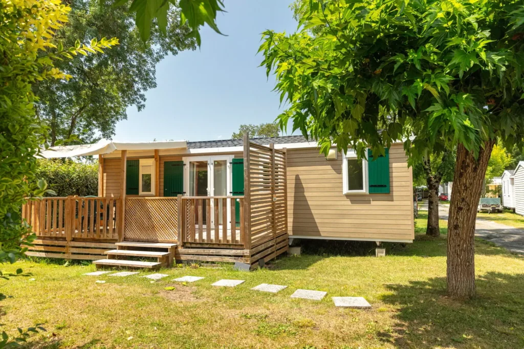 un joli mobil-home dans un camping