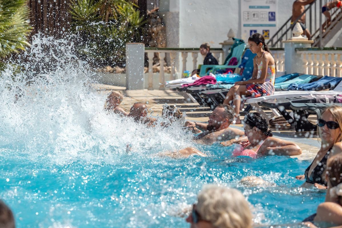 des personnes dans une piscine de camping