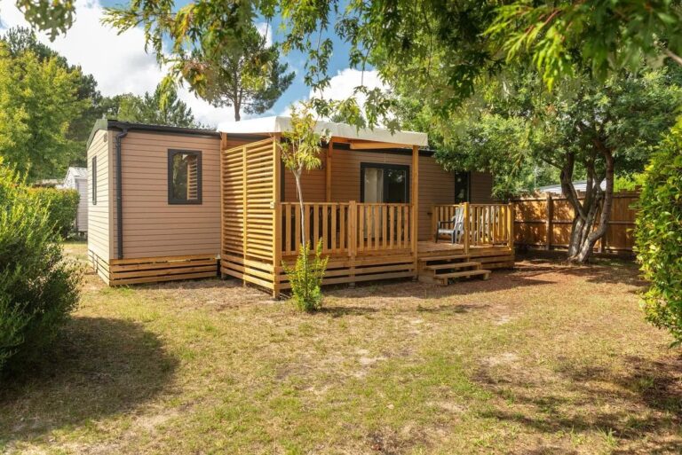 un mobil home dans un camping