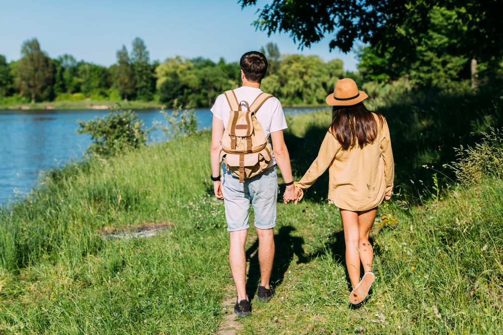 un couple se balladant sur le bord de Loire