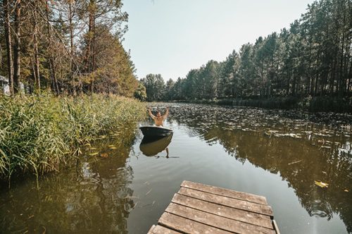 una barca en un marais