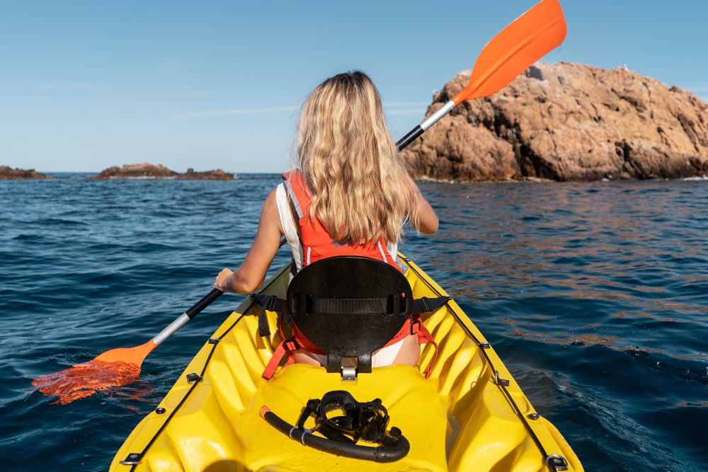una mujer haciendo kayak