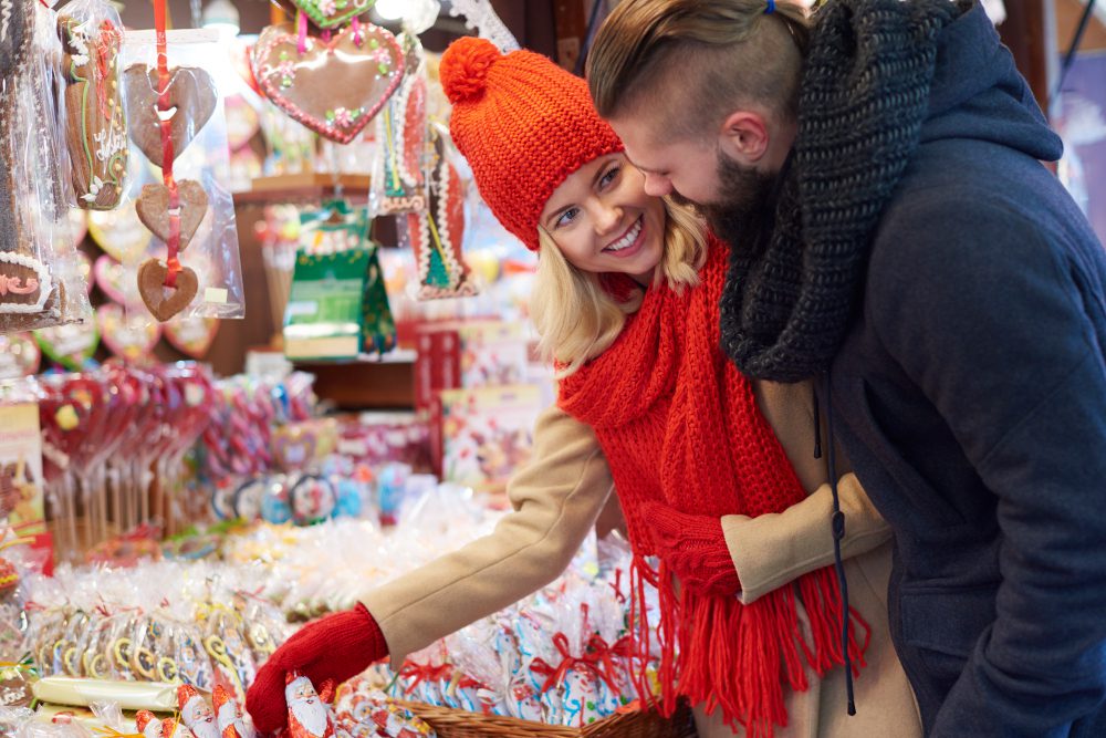 una pareja en un mercado navideño