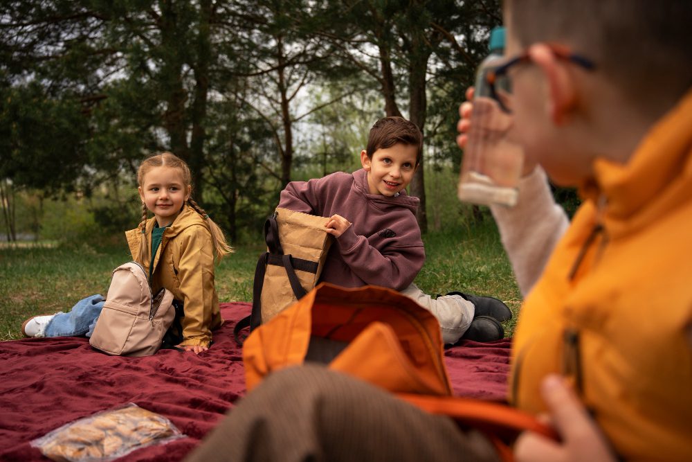 une famille faisant un picnic