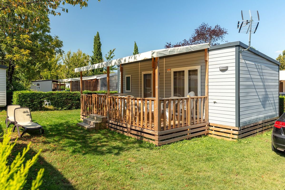 un mobil-home dans un camping