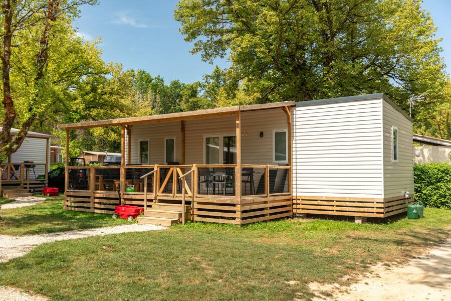 un mobil-home dans un camping