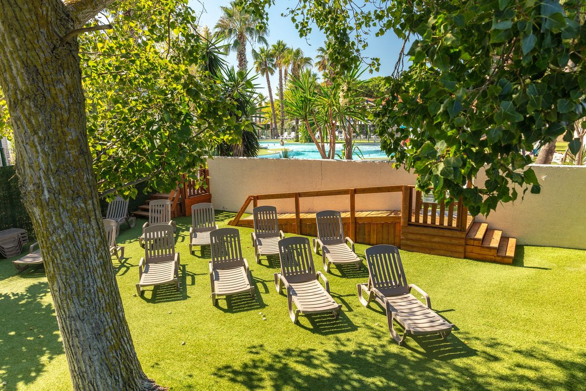 des chaises longues dans un camping