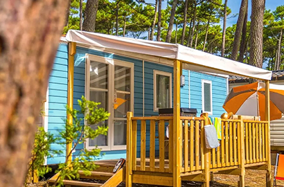 un mobil home bleu