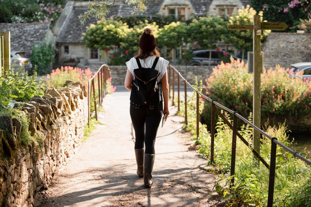 une femme faisant une randonnée en dordogne