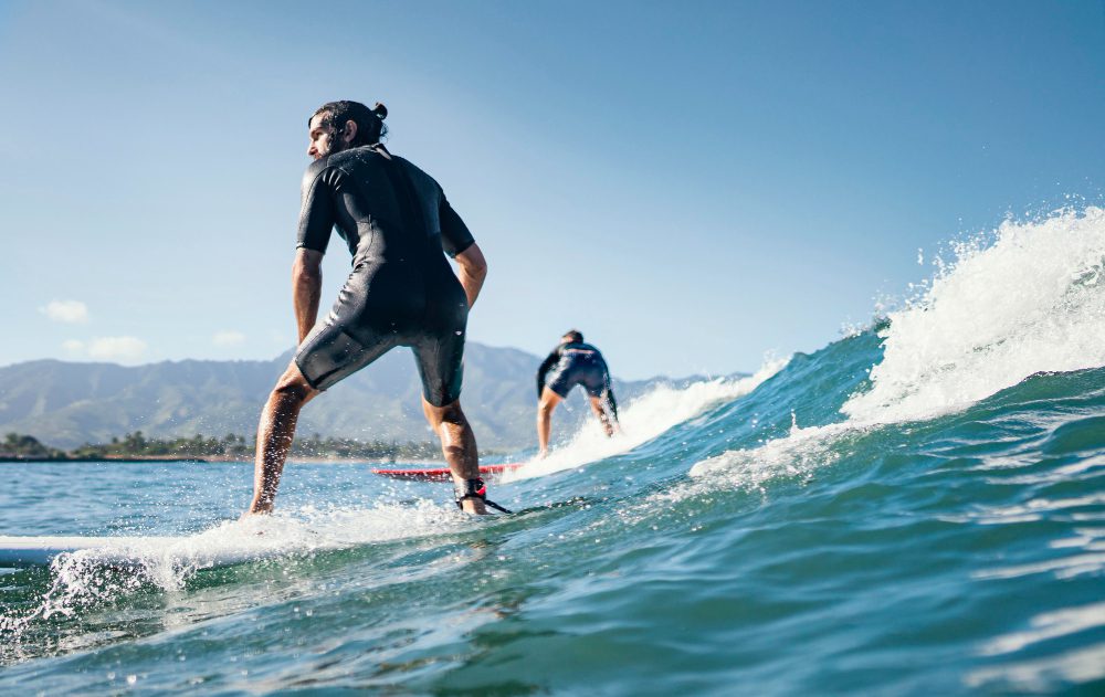 des vacanciers faisant du surf