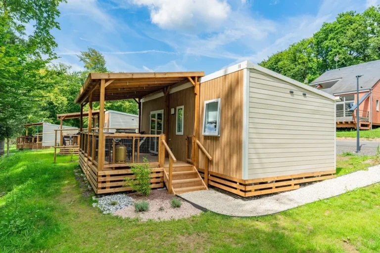 un mobil home dans un camping