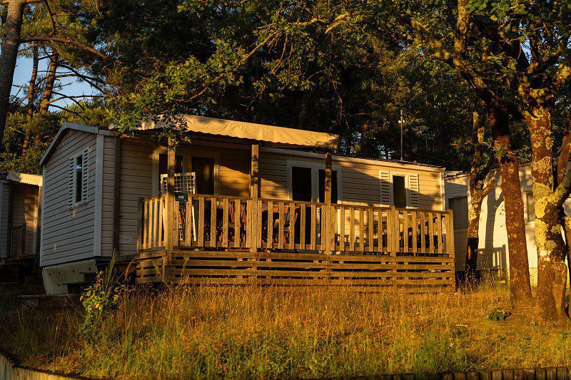 un mobil home en camping