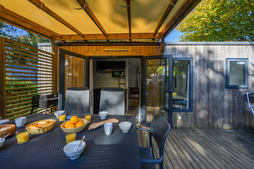 une terrasse de mobil home homair