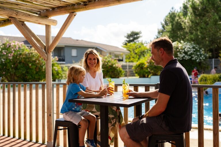 une famille en terrasse sur leur mobil home