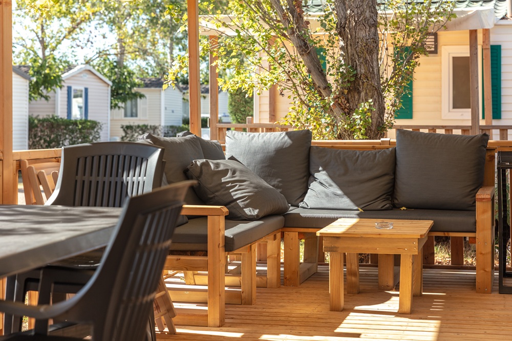 une terrasse de mobil home moderne