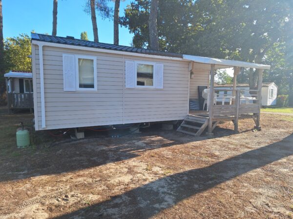 Mobil home sur un terrain en terre