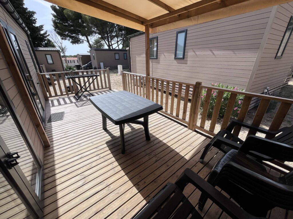 une terrasse de mobil home
