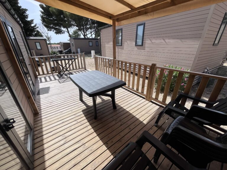 une terrasse de mobil home