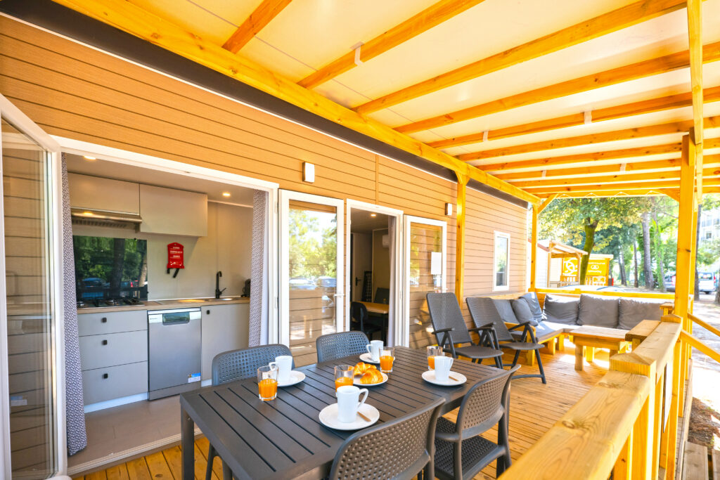 une terrasse de mobil home pour le petit déjeuner