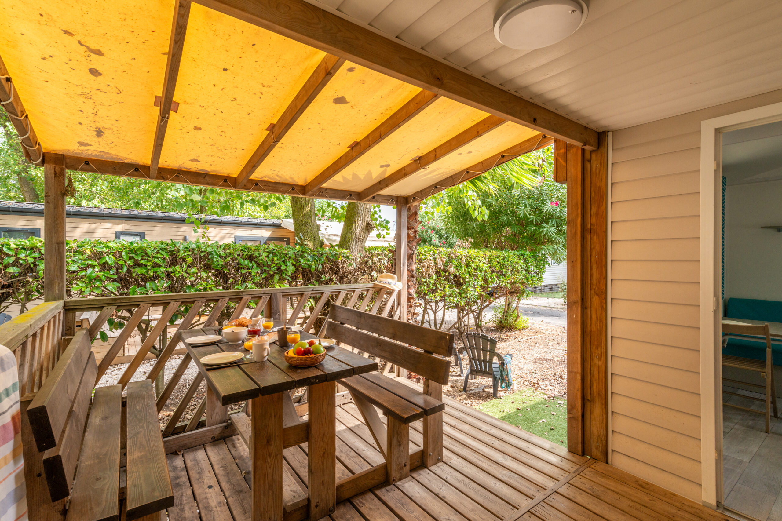 une grande terrasse de mobil-home