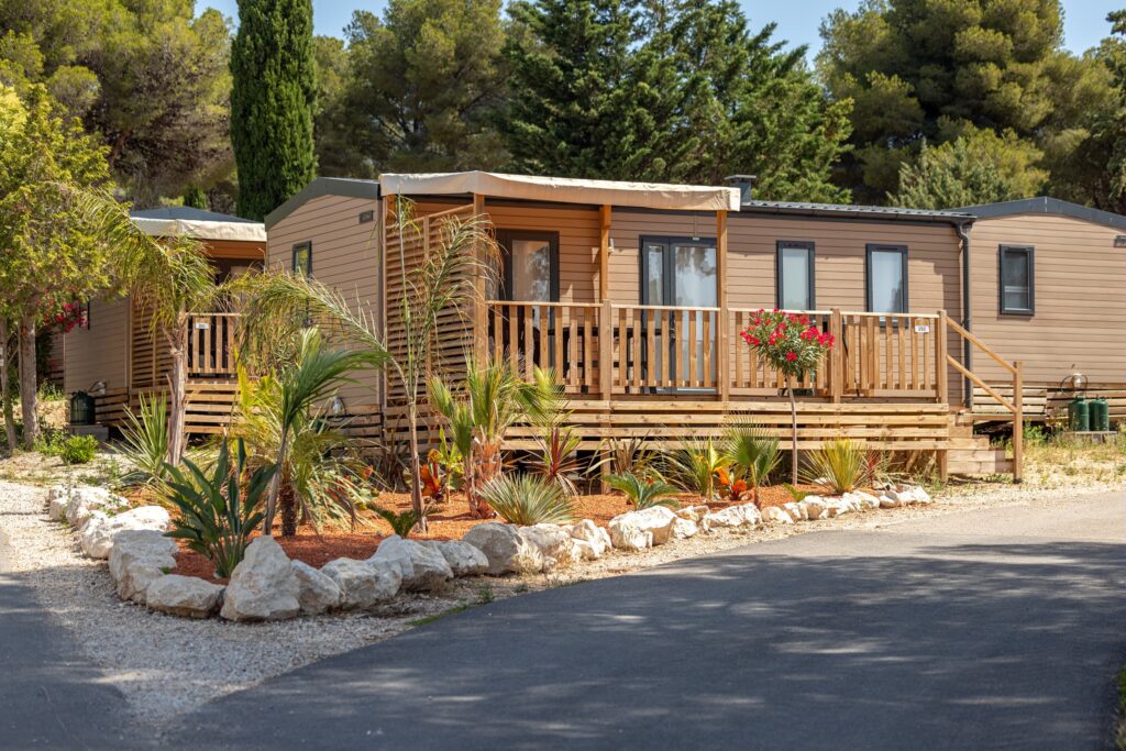 un mobil home moderne en camping