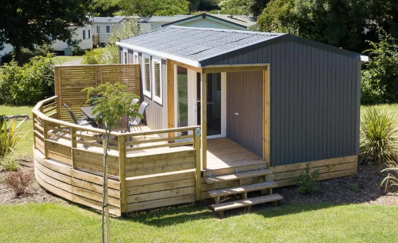 un mobil home sur un emplacement