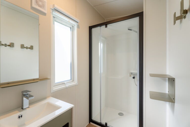 une salle de bain de mobil-home