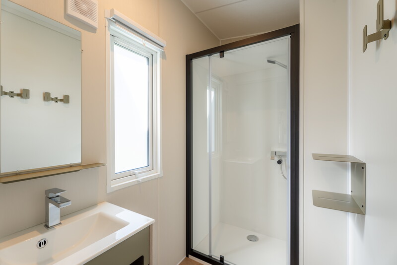 une salle de bain de mobil-home