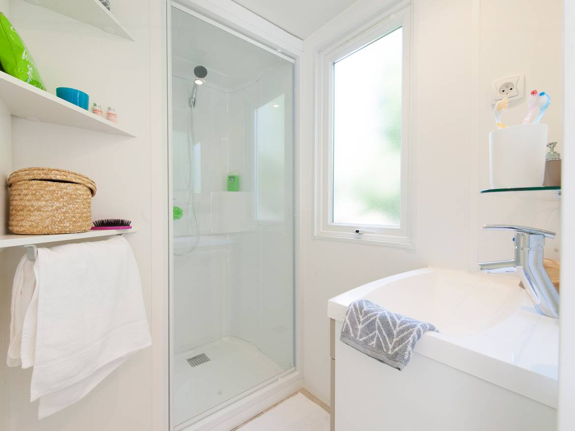 une salle de bain de mobil home
