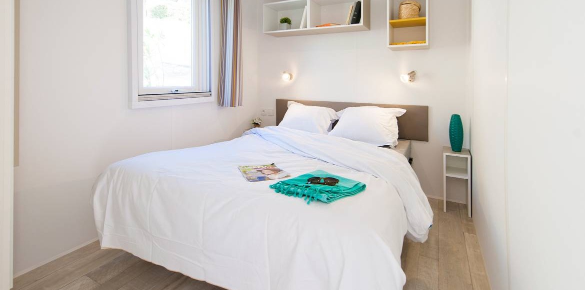 une chambre de mobil home