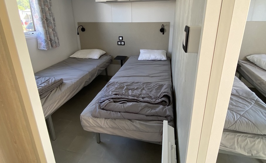 une chambre de mobil-home
